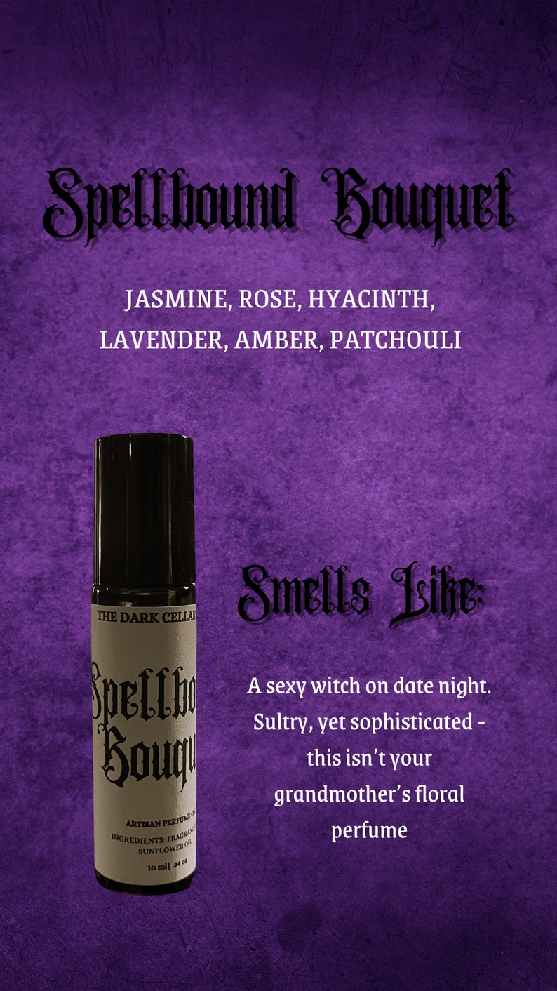 Pu&ograve; includere: Un flacone di profumo roll-on con tappo nero ed etichetta "Spellbound Bouquet". Lo sfondo &egrave; viola strutturato con testo che elenca le note della fragranza e una descrizione della fragranza.