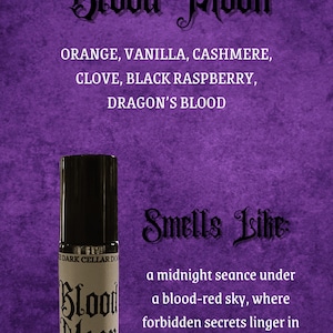 Pu&ograve; includere: Flacone di profumo roll-on con tappo nero, etichettato "Blood Moon". L'etichetta elenca ingredienti come arancia, vaniglia e sangue di drago. Lo sfondo &egrave; viola strutturato con "Smells Like" e una descrizione.