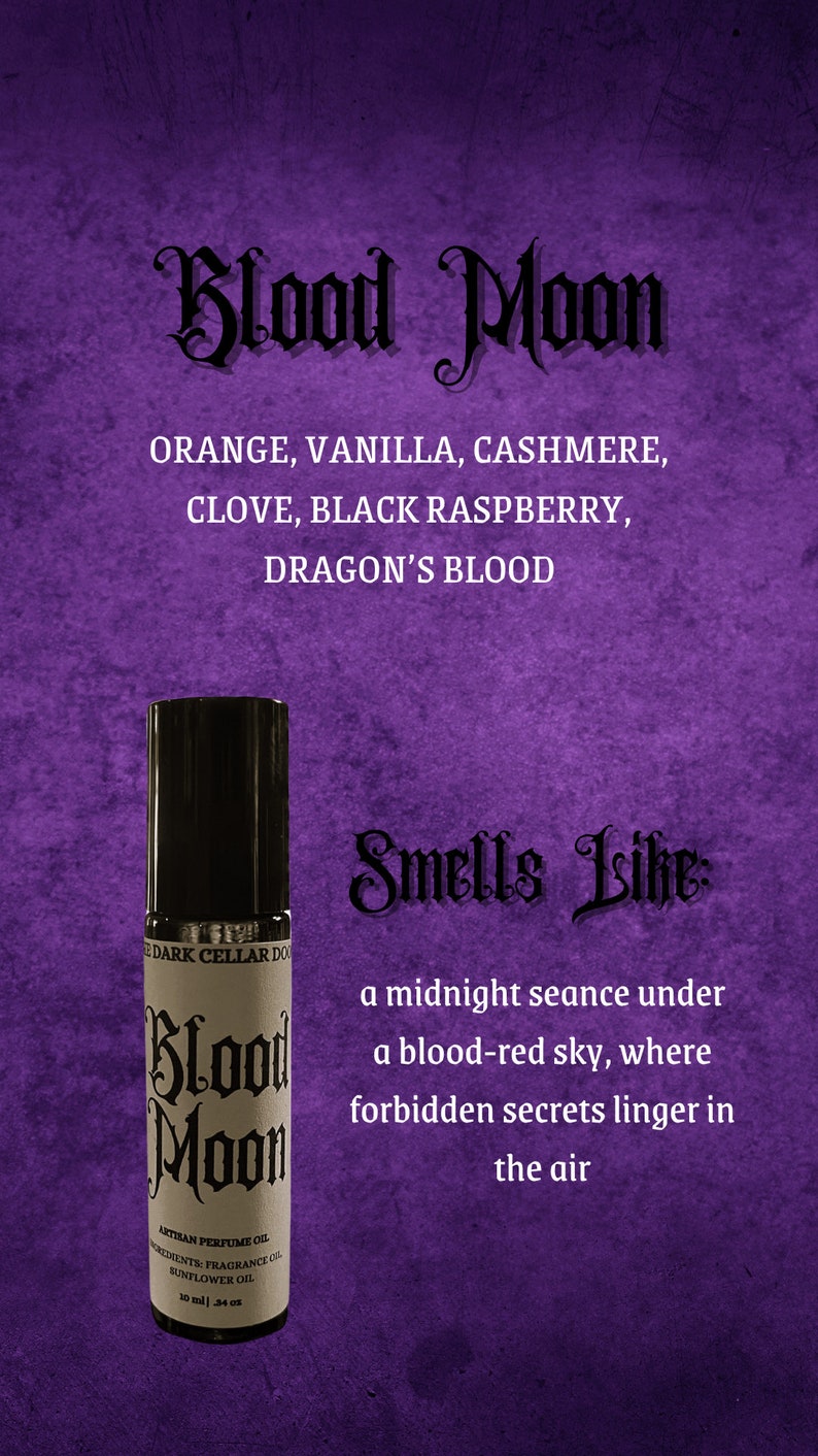 Pu&ograve; includere: Flacone di profumo roll-on con tappo nero, etichettato "Blood Moon". L'etichetta elenca ingredienti come arancia, vaniglia e sangue di drago. Lo sfondo &egrave; viola strutturato con "Smells Like" e una descrizione.