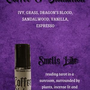 Pu&ograve; includere: Uno sfondo viola con il testo "Coffee & Divination" e un elenco di ingredienti. Un flacone di profumo roll-on con le parole "Coffee Divination" &egrave; davanti al testo. &Egrave; presente anche il testo "Smells Like".