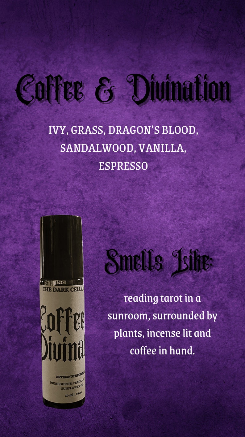 Pu&ograve; includere: Uno sfondo viola con il testo "Coffee & Divination" e un elenco di ingredienti. Un flacone di profumo roll-on con le parole "Coffee Divination" &egrave; davanti al testo. &Egrave; presente anche il testo "Smells Like".