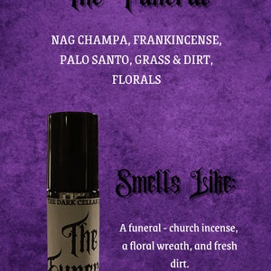 Pu&ograve; includere: Flacone di profumo con tappo nero ed etichetta "The Funeral". L'etichetta elenca gli ingredienti: Nag Champa, Frankincense, Palo Santo, Erba e Terra, e Fiori. Il flacone contiene 10 ml di profumo.