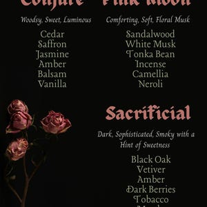 Pu&ograve; includere: Uno sfondo scuro con testo rosa e bianco che elenca le note olfattive per "Conjure", "Pink Moon" e "Sacrificial". Rose rosa secche a sinistra. "Conjure" include cedro e zafferano.