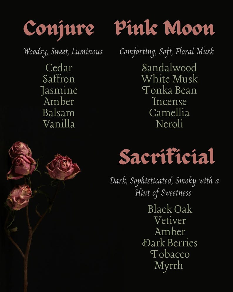 Pu&ograve; includere: Uno sfondo scuro con testo rosa e bianco che elenca le note olfattive per "Conjure", "Pink Moon" e "Sacrificial". Rose rosa secche a sinistra. "Conjure" include cedro e zafferano.