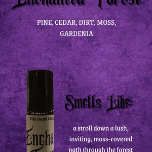 Pu&ograve; includere: Un flacone di profumo roll-on con tappo nero ed etichetta "Enchanted Forest". L'etichetta elenca gli ingredienti e descrive la fragranza come una passeggiata su un sentiero lussureggiante, invitante e coperto di muschio attraverso la foresta.
