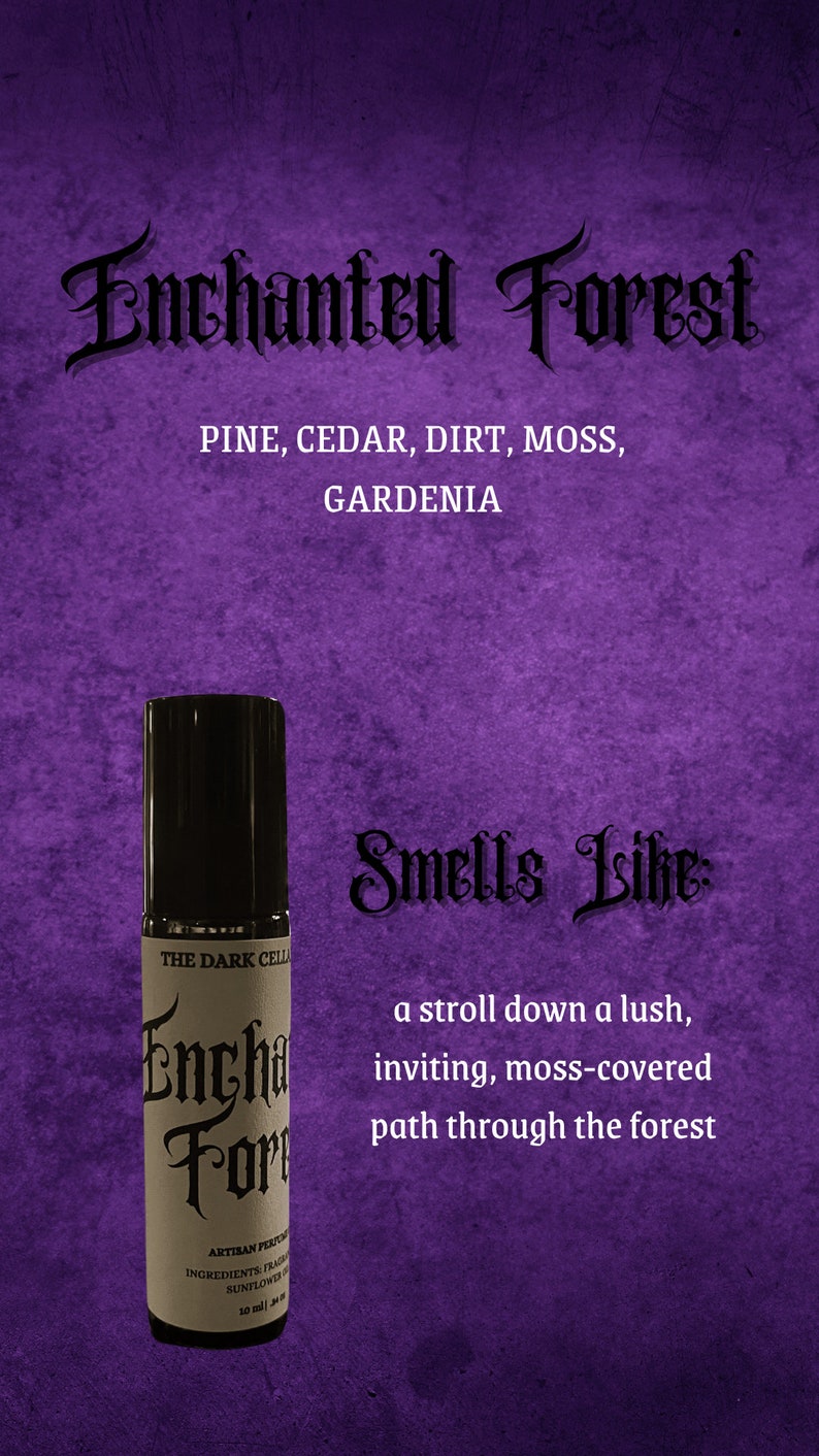 Pu&ograve; includere: Un flacone di profumo roll-on con tappo nero ed etichetta "Enchanted Forest". L'etichetta elenca gli ingredienti e descrive la fragranza come una passeggiata su un sentiero lussureggiante, invitante e coperto di muschio attraverso la foresta.