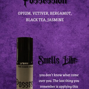 Pu&ograve; includere: Flacone roll-on di profumo "Possession" con tappo ed etichetta neri. L'etichetta include il marchio "The Dark Cella" e il nome della fragranza. Sfondo viola strutturato con note di profumo.