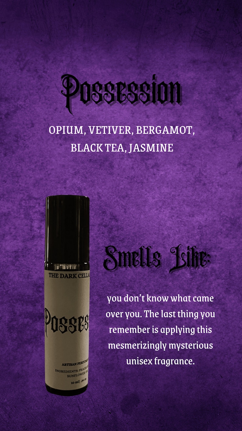 Pu&ograve; includere: Flacone roll-on di profumo "Possession" con tappo ed etichetta neri. L'etichetta include il marchio "The Dark Cella" e il nome della fragranza. Sfondo viola strutturato con note di profumo.