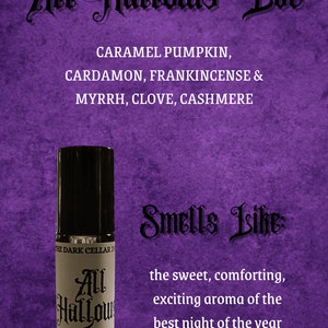 Pu&ograve; includere: Flacone di profumo roll-on con tappo nero ed etichetta "All Hallows Eve". L'etichetta elenca ingredienti come zucca caramellata e mirra. Lo sfondo &egrave; viola strutturato.