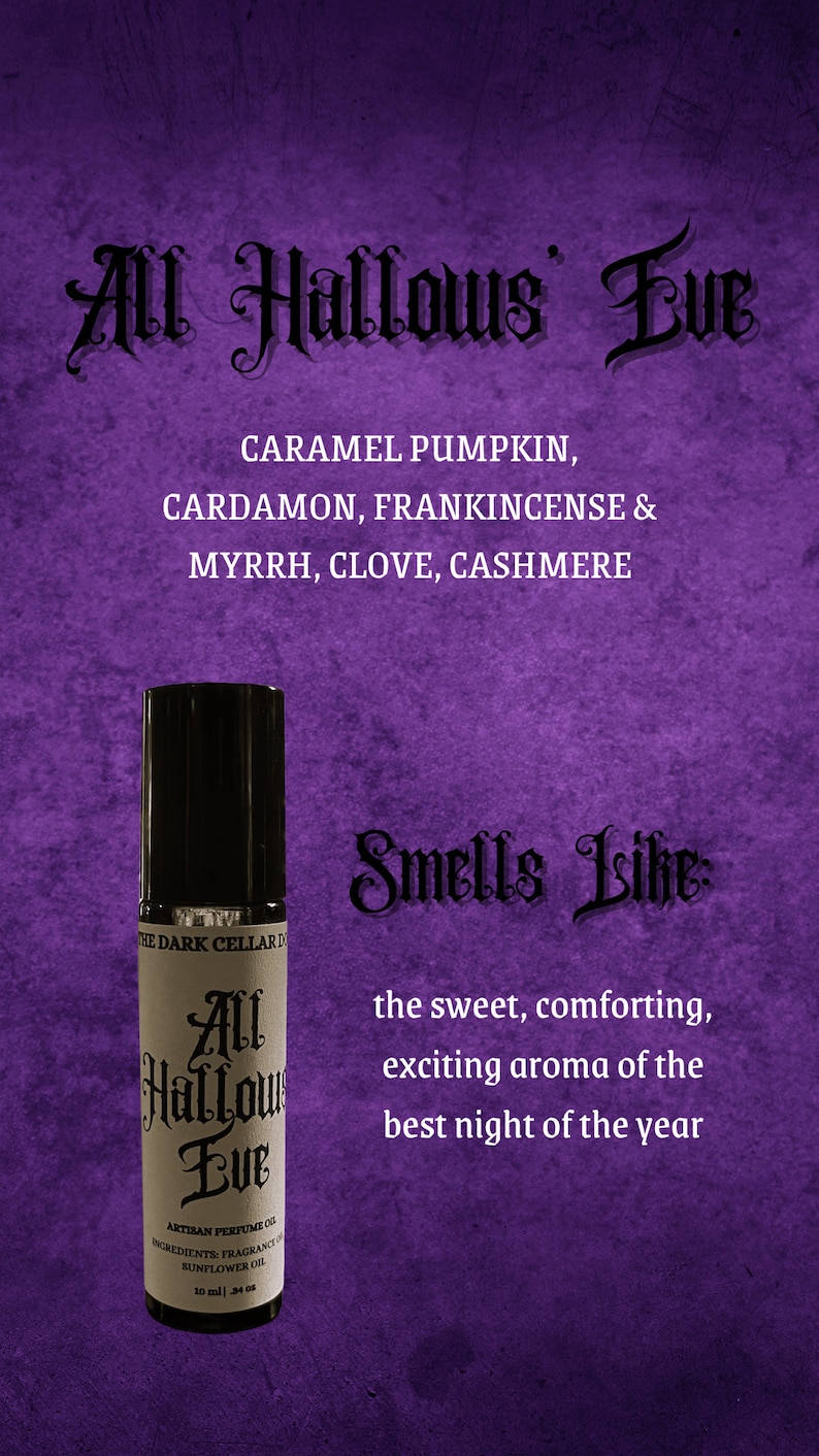 Pu&ograve; includere: Flacone di profumo roll-on con tappo nero ed etichetta "All Hallows Eve". L'etichetta elenca ingredienti come zucca caramellata e mirra. Lo sfondo &egrave; viola strutturato.