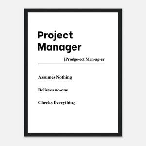 Può includere: Poster stampabile in bianco e nero con il testo "Project Manager" e la definizione "[Prodge-ect Man-ag-er Assumes Nothing Believes no-one Checks Everything"