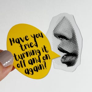 Puede incluir: Un globo de diálogo amarillo con el texto "¿Has probado a apagarlo y encenderlo de nuevo?" en texto negro. El globo de diálogo está sostenido por una mano.