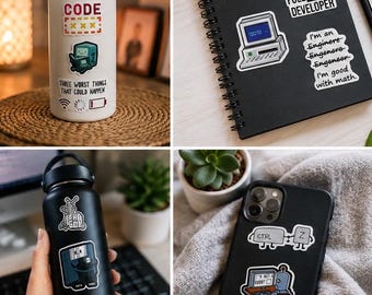 Peut inclure: Ensemble d'objets avec des autocollants sur le thème de la technologie. Comprend une gourde blanche avec des autocollants "CTRL+Z" et "CODE", un cahier noir avec le texte "FULL SNACK DEVELOPER", une gourde noire avec un autocollant "Engineer" et une coque de téléphone noire avec des autocollants tech.
