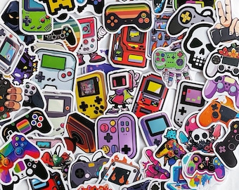 Op de afbeelding: Een kleurrijke verzameling stickers met een videospelthema met verschillende personages, controllers en spelconsoles. De stickers zijn in verschillende kleuren, waaronder rood, blauw, groen, geel en zwart.