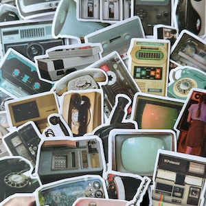 Puede incluir: Una colección de pegatinas de temática retro con electrónica vintage. Las pegatinas incluyen imágenes de cintas de cassette, teléfonos, televisores, una cámara Polaroid y una consola de juegos portátil. La paleta de colores incluye tonos beige, verde azulado y rosa.