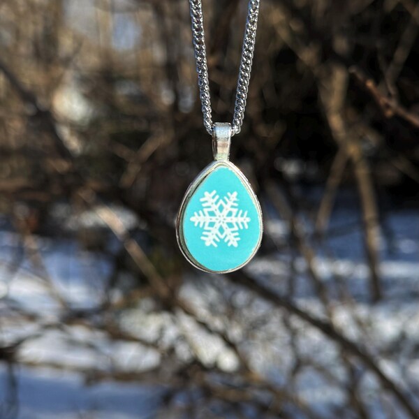Vintage en geüpcyclede handgemaakte ketting gebroken pyrex turquoise sneeuwvlok