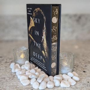 ONDERTEKEND Sky in the Deep door Adrienne Young: Special Edition Books, Fantasy, Booktok