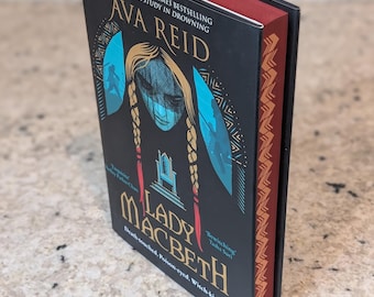 SIGNERAD UK Lady Macbeth av Ava Reid med specialsprayade kanter