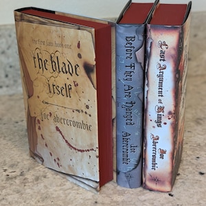 The First Law Trilogy de Joe Abercrombie, livres cartonnés britanniques, bords pulvérisés personnalisés, livres en édition spéciale, cadeaux pour les amateurs de livres, Blade Itself, fantastique