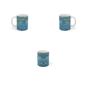Puede incluir: Tres tazas de cer&aacute;mica blanca con un dise&ntilde;o de nen&uacute;fares azul y verde. Las tazas est&aacute;n dispuestas en forma de tri&aacute;ngulo.