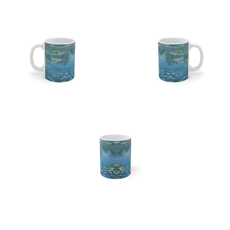 Puede incluir: Tres tazas de cer&aacute;mica blanca con un dise&ntilde;o de nen&uacute;fares azul y verde. Las tazas est&aacute;n dispuestas en forma de tri&aacute;ngulo.