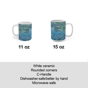 Puede incluir: Dos tazas de caf&eacute; de cer&aacute;mica blanca con esquinas redondeadas y asas en forma de C. Las tazas presentan una impresi&oacute;n de una pintura de nen&uacute;fares. La taza de la izquierda es de 11 onzas y la taza de la derecha es de 15 onzas.