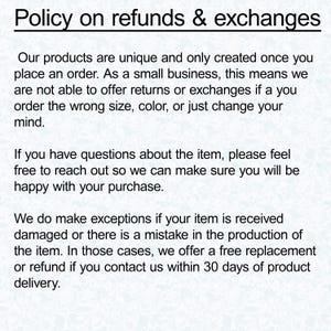 Puede incluir: Texto que explica la pol&iacute;tica de la tienda sobre reembolsos y cambios. Indica que los productos son &uacute;nicos y se hacen por encargo, por lo que no se ofrecen devoluciones ni cambios. Sin embargo, se hacen excepciones para los art&iacute;culos da&ntilde;ados o defectuosos dentro de los 30 d&iacute;as posteriores a la entrega.