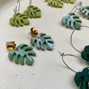 Pendientes Monstera arcilla polimérica, acero inoxidable, hecho a mano, polymer clay, earrings, handmade, joyería artesanal, mujer, imagen 1