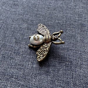 VTG Gucci GG Vintage Dark Gold Bee Fly Brooch Pin GG Monogram Pearl Steel Logo Monogram