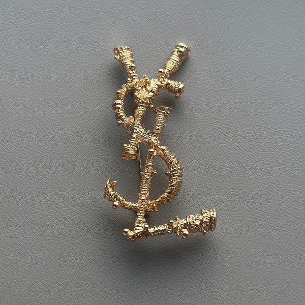 Spilla VTG Yves Saint Laurent YSL vintage dorata Monogramma con logo in acciaio e metallo ad albero da 7 cm