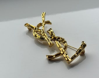 YSL VTG Yves Saint Laurent Vintage Golden Brooch 7cm Metal Steel Logo Gold Monogram Accessory Jewelry 2.8"