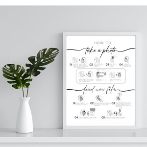 Può includere: Un poster stampabile in bianco e nero con istruzioni su come scattare una foto e caricare una nuova pellicola per una macchina fotografica istantanea. Il poster ha il testo "Come scattare una foto" e "caricare una nuova pellicola" in un font scritto a mano.
