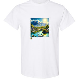 Contorno del New Mexico con Mesa, Deserto, Oasi, Greater Roadrunners, Cactus, fauna selvatica, Piante, Pennello, Maglietta con grafica premium unisex