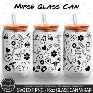 Può includere: Tre involucri per lattine di vetro da 473 ml con un motivo in bianco e nero di icone legate all'infermieristica, tra cui uno stetoscopio, un cuore, una benda e pillole. Il testo "NURSE" è incluso su ogni involucro.