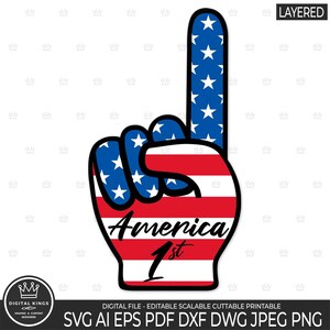 Può includere: Una mano rosso, bianco e blu con l'indice alzato, che simboleggia 'America 1st'. La mano è a forma di pugno con l'indice puntato verso l'alto. La mano è decorata con il motivo della bandiera americana.
