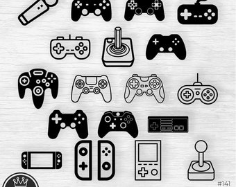 Puede incluir: Un conjunto de 18 ilustraciones vectoriales en blanco y negro de diferentes mandos de videojuegos, incluyendo un joystick, un mando de Nintendo Entertainment System, un mando de PlayStation, un mando de Xbox, una Game Boy, una Nintendo Switch y un auricular de realidad virtual. El texto "18 PACK" y "#141" también se incluyen en la imagen.