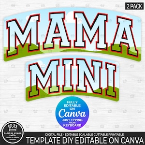 Op de afbeelding: Twee gebogen sjablonen met de woorden "MAMA" en "MINI" in een vetgedrukte, collegiale lettertype. De witte tekst heeft een zwarte omlijning en rode accenten, tegen een lucht en graslandschap. Inclusief een Canva-logo.