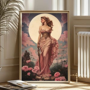 Puede incluir: Una pintura de una mujer con un vestido rosa de pie en un campo de flores. Ella sostiene una espada en su mano derecha y mira hacia la izquierda. El fondo es un cielo nublado con una luna llena.