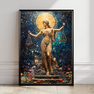 Puede incluir: Una obra de arte enmarcada que presenta una estatua dorada de una mujer sosteniendo una balanza, sobre un fondo azul estrellado con una gran luna dorada. La obra está enmarcada en negro e incluye flores coloridas en la base.