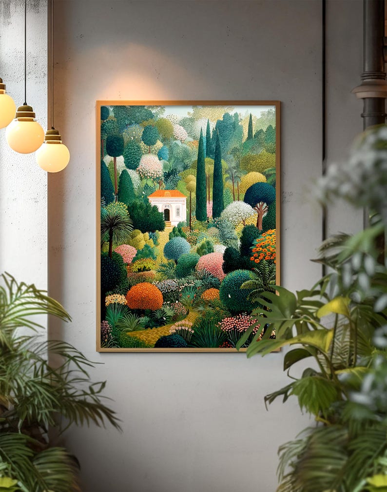 Pu&ograve; includere: Una stampa artistica incorniciata raffigurante una vivace scena di giardino. L'opera presenta un edificio bianco immerso in una vegetazione lussureggiante, tra cui vari alberi e cespugli colorati. La tavolozza dei colori include sfumature di verde, arancione, rosa e blu.