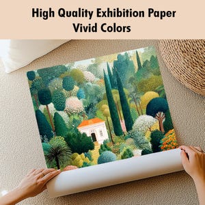 Pu&ograve; includere: Una stampa arrotolata di una colorata scena di giardino con un edificio bianco e un tetto arancione. La stampa &egrave; su carta da esposizione di alta qualit&agrave; con colori vivaci. Il testo in alto recita "High Quality Exhibition Paper Vivid Colors".