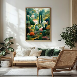 Pu&ograve; includere: Una stampa artistica incorniciata raffigura una vivace scena di giardino con un edificio bianco, vegetazione lussureggiante e alberi colorati. L'opera d'arte &egrave; esposta sopra un divano in legno chiaro con cuscini color crema e una sedia intrecciata.