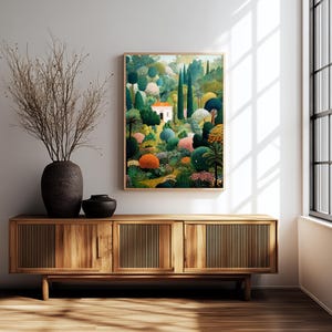 Pu&ograve; includere: Una stampa artistica incorniciata raffigura una vivace scena di giardino con un edificio bianco immerso tra alberi e cespugli colorati. L'opera &egrave; appesa sopra un mobile in legno con un grande vaso e oggetti decorativi.