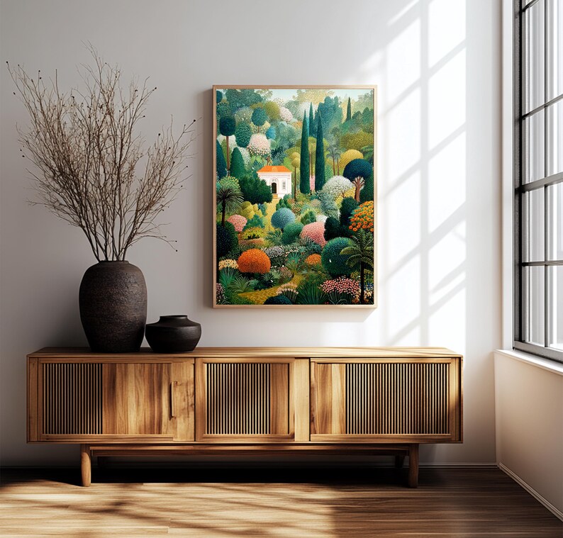 Pu&ograve; includere: Una stampa artistica incorniciata raffigura una vivace scena di giardino con un edificio bianco immerso tra alberi e cespugli colorati. L'opera &egrave; appesa sopra un mobile in legno con un grande vaso e oggetti decorativi.