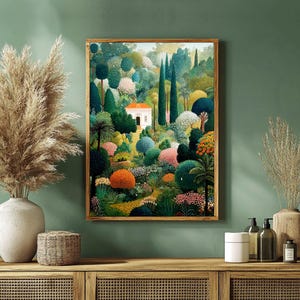 Pu&ograve; includere: Una stampa artistica incorniciata raffigura una vivace scena di giardino con un edificio bianco e un tetto arancione immerso in una vegetazione lussureggiante. L'opera presenta una variet&agrave; di alberi e fogliame colorato, creando un paesaggio sereno e invitante. La cornice &egrave; in legno.