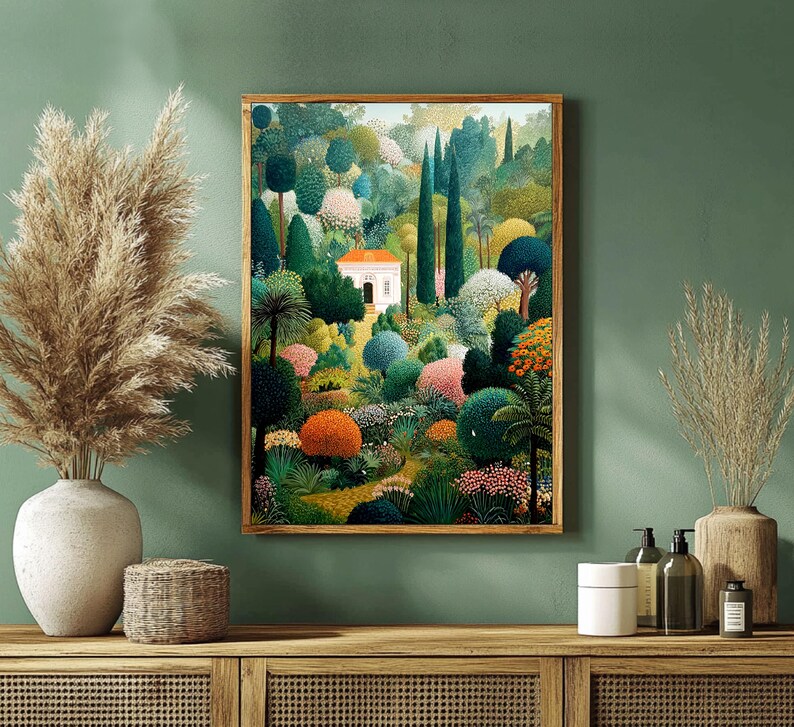 Pu&ograve; includere: Una stampa artistica incorniciata raffigura una vivace scena di giardino con un edificio bianco e un tetto arancione immerso in una vegetazione lussureggiante. L'opera presenta una variet&agrave; di alberi e fogliame colorato, creando un paesaggio sereno e invitante. La cornice &egrave; in legno.