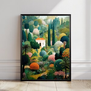 Pu&ograve; includere: Una stampa artistica incorniciata raffigura una vivace scena di giardino. L'opera d'arte mostra un edificio bianco con un tetto arancione immerso nel verde lussureggiante. Vari alberi e arbusti in tonalit&agrave; di verde, rosa e arancione.