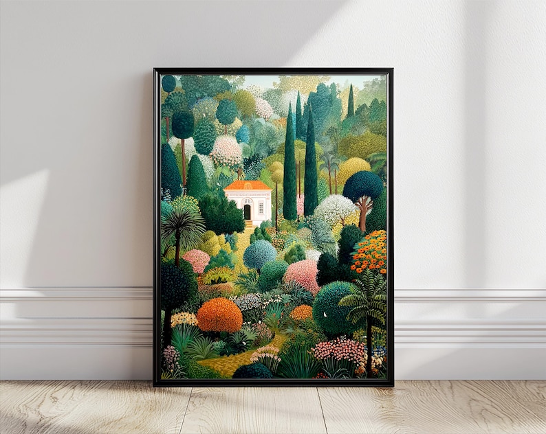 Pu&ograve; includere: Una stampa artistica incorniciata raffigura una vivace scena di giardino. L'opera d'arte mostra un edificio bianco con un tetto arancione immerso nel verde lussureggiante. Vari alberi e arbusti in tonalit&agrave; di verde, rosa e arancione.