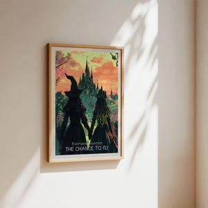 以下が含まれることがあります： 遠くの城に向かって歩く2人の女性のデジタルイラスト。手前の女性は魔女の帽子をかぶり、後ろの女性は花冠をかぶっています。空は鮮やかなオレンジとイエローで、「誰もが飛ぶチャンスに値する」という引用が書かれています。