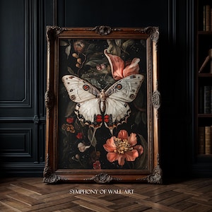 Può includere: Una stampa incorniciata di una farfalla bianca con segni neri, posata su un fiore rosa con foglie verdi. Lo sfondo è verde scuro con sfumature di rosso e rosa.
